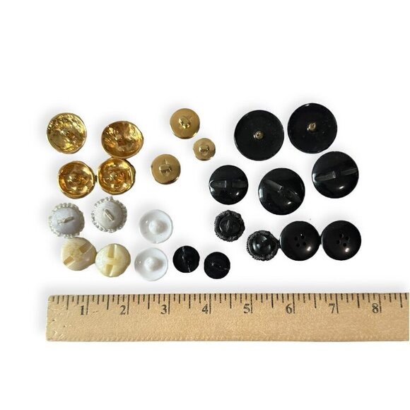 Assorted Vintage Buttons, 24 pieces. - Picture 4 of 8